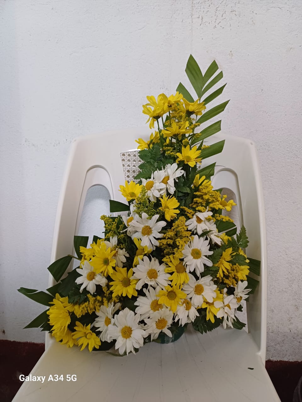 Arreglo de flores blancas con amarrillo