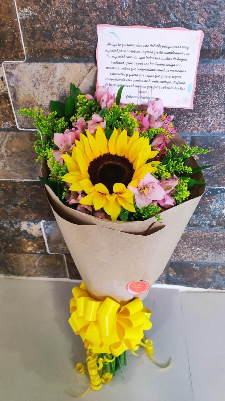 Ramo de girasol con flores rosas